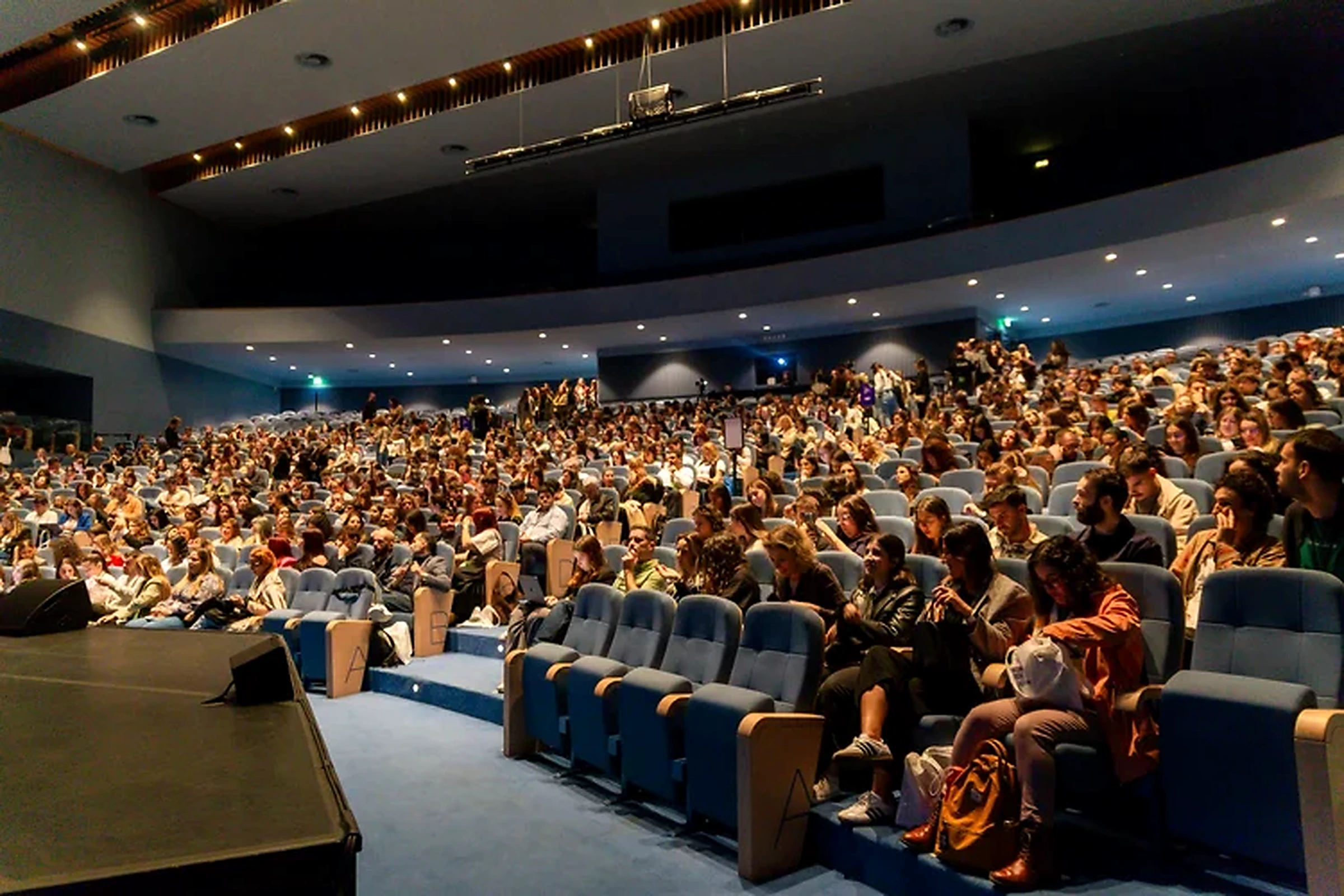 Auditorio cheio no Forum Braga durante uma edicao do Social Media Hackathon